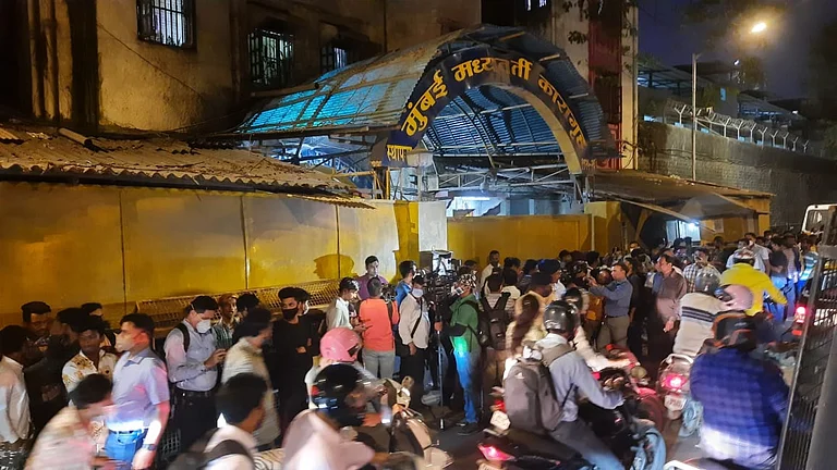 Band Baaja without Baarat: 10 mobile phones stolen outside Arthur Road jail as SRK fans celebrate bail for Aryan Khan