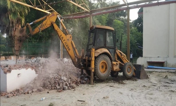Prayagraj: Authorities demolish illegal encroachments around Mazhar in Chandrashekhar Azad Park following court order
