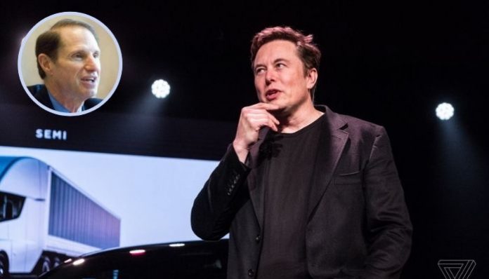 Musk commented on Ron Wyden's tweet
