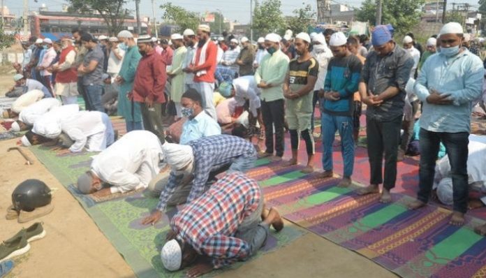Sikhs offer Gurudwara and Hindu man offers shop for namaz, but Gurugram has so many mosques
