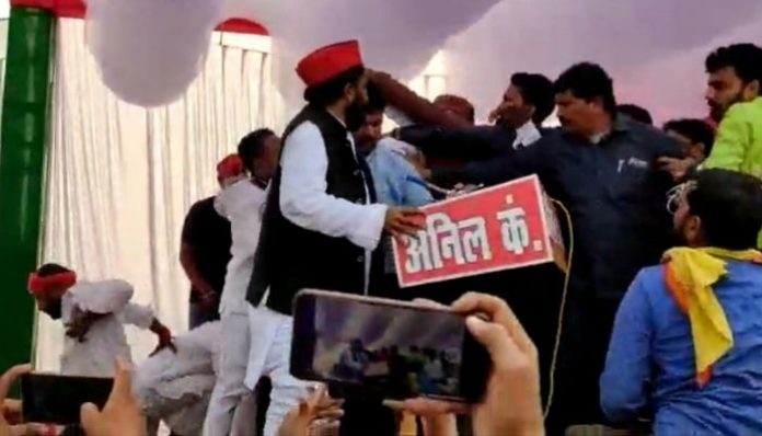 UP: Samajwadi party workers thrash each other on stage in full public glare