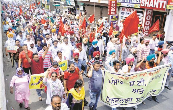 Protesting Employees confronts Punjab Deputy Chief Minister Sukhjinder Singh, demand job regularization, Singh says it is a Drama