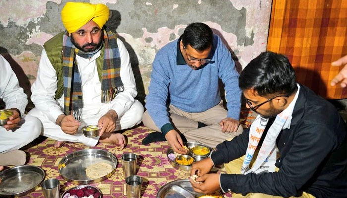 Punjab: Kejriwal has autorickshaw ride and accepts dinner invite, turns out auto driver is AAP worker