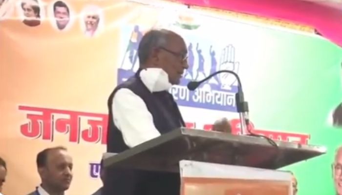 ‘Priyanka Gandhi told me that women who wear jeans, carry phones are not influenced by PM Modi’: Digvijaya Singh