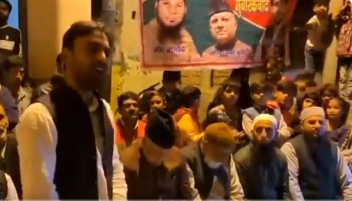 Peshaab mein chiarg: This is how SP worker asked people to vote for him