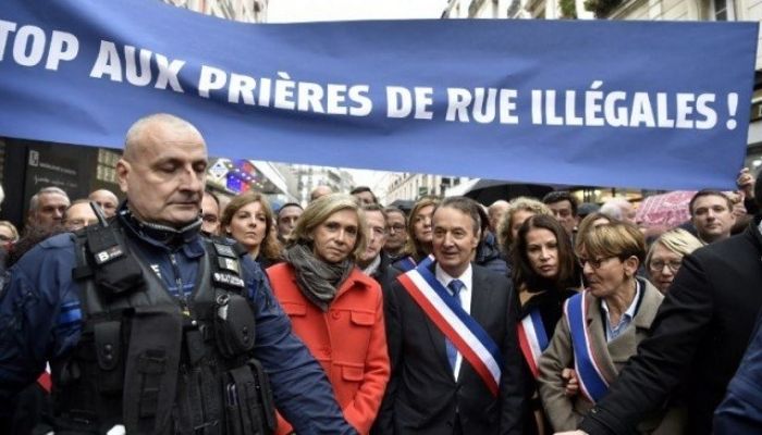 France: When politicians and Mayor of a suburb sang the national anthem to protest against street Namaz
