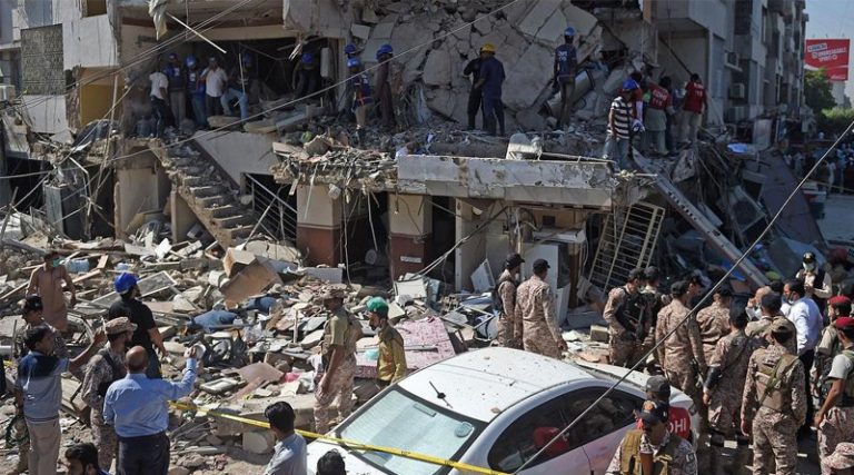 Pakistan: Locals in Karachi loot bank blown up by suspected gas explosion that killed 15 people