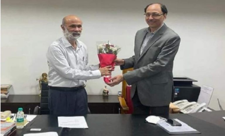 After months of reluctance, Maharashtra acting Chief Secretary finally takes the first dose of Covid-19 vaccine
