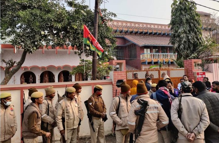 Akhilesh Yadav aides raided by Income Tax department