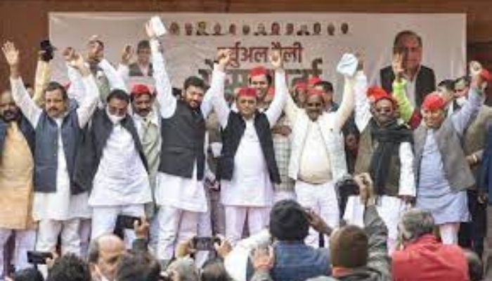 Election Commission issues notice to Samajwadi Party for violating COVID guidelines by holding public gathering at party office