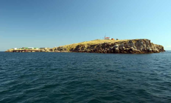 Ukrainian soldiers tell Russian warship to f*ck itself