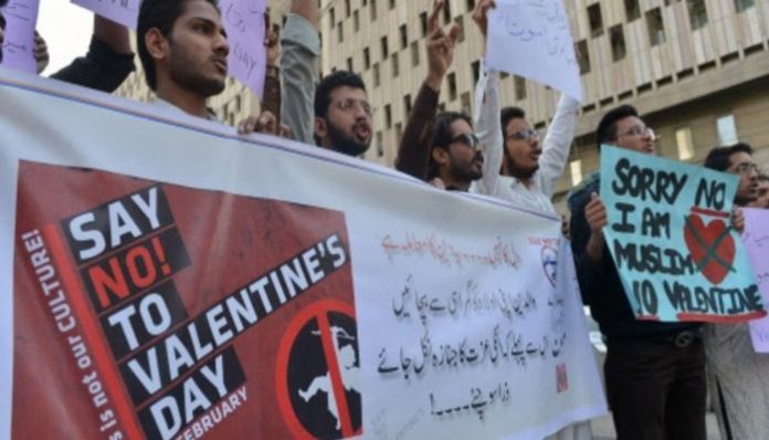 Pakistan: Universities enforces religious dress code, fines ahead of Valentine's Day