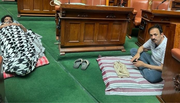 Karnataka: Congress protests in Vidhan Soudha overnight over saffron flag remark