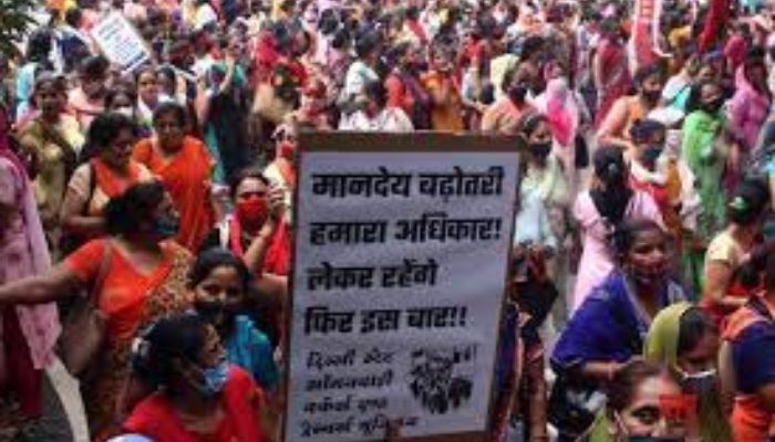 As the strike by Delhi Anganwadi workers enter third week, AAP govt sends threatening messages and notices to them
