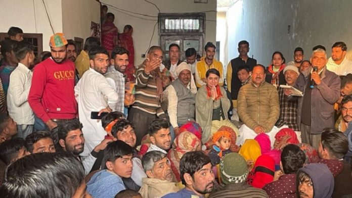 Kairana: Yogi Raj's 'Danda' heavy on SP government's 'hooliganism'