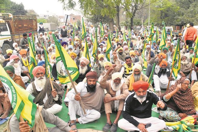 Punjab: Police lathicharges after farmers hold govt officials hostage in Lambi