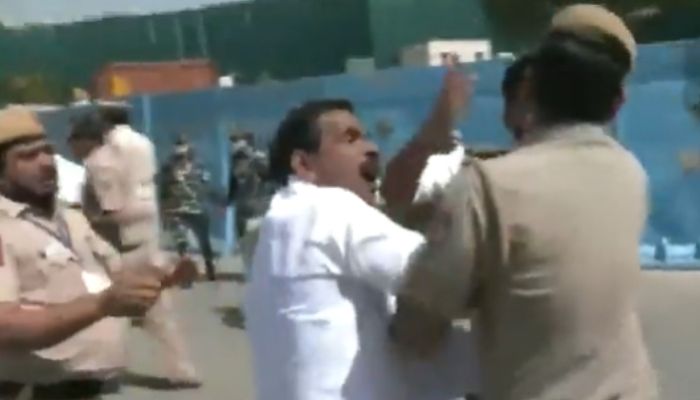 Delhi: UDF MPs from Kerala fight with Delhi Police during a protest against Pinrayi Vijayan govt’s Silver Line project