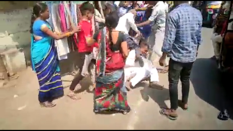 Bihar: JDU leader molests woman after inviting her to his home, women thrash him on road with slippers