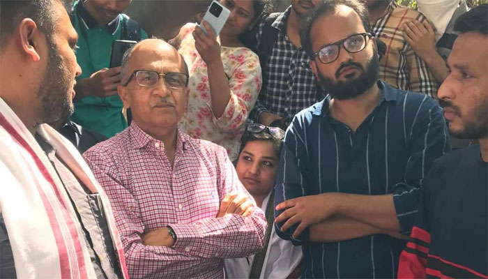 Delhi University cancels Prashant Bhushan’s talk citing unmanageable behaviour of students, Bhushan delivers speech on the road