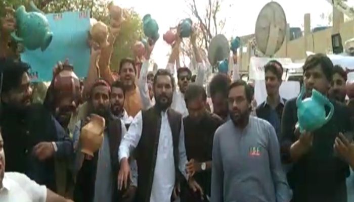 Pakistan: 12 PTI workers and 2 legislators arrested for barging into Sindh House where dissidents had sought refuge