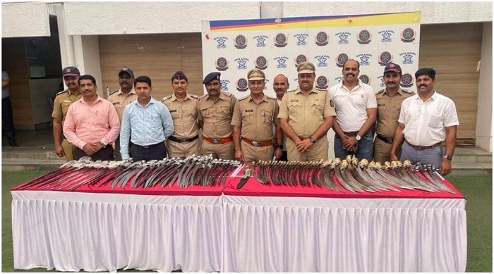 Maharashtra: Police seize 92 swords from courier facility, were sent from Punjab to Aurangabad