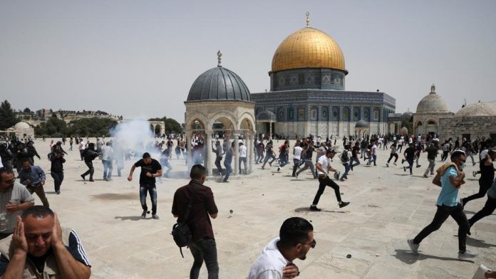 Israel: Clashes break between forces and Palestinians at Al-Aqsa mosque