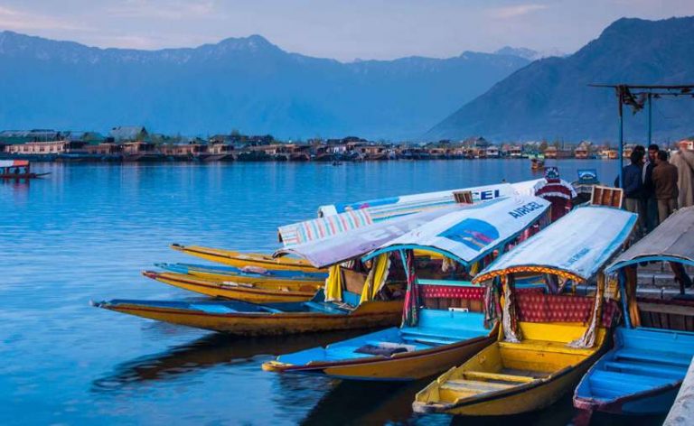 Bumper tourist season in Kashmir, for the first time in a decade over 1.8 Lakh tourists in March
