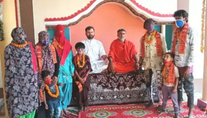 Yashveer Ashram brings 8 Muslims back to Hinduism