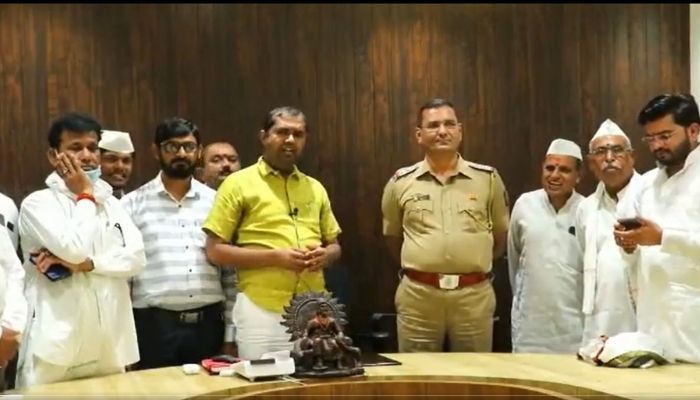 Maharashtra: Police Inspector ‘unknowingly’ disrespects holy seat of Narad Muni in a Warkari Kirtan, apologizes after local BJP MLC intervenes