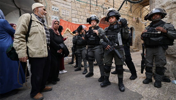 Palestinians pelt stones to block Jewish visitors at Temple Mount, Israeli Police enter the complex to clear obstructers