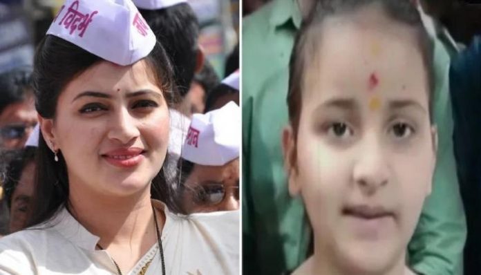 Navneet Rana's 8-year-old daughter recites Hanuman Chalisa at home