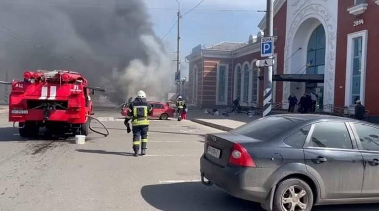 Ukraine: 30 dead and over 100 injured as rockets strike escaping Civilians in Kramatorsk station