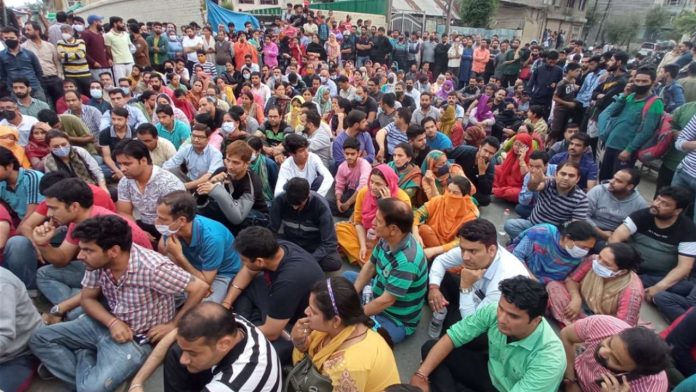 Kashmiri Hindu stage a protest against the killing of Rahul Bhat