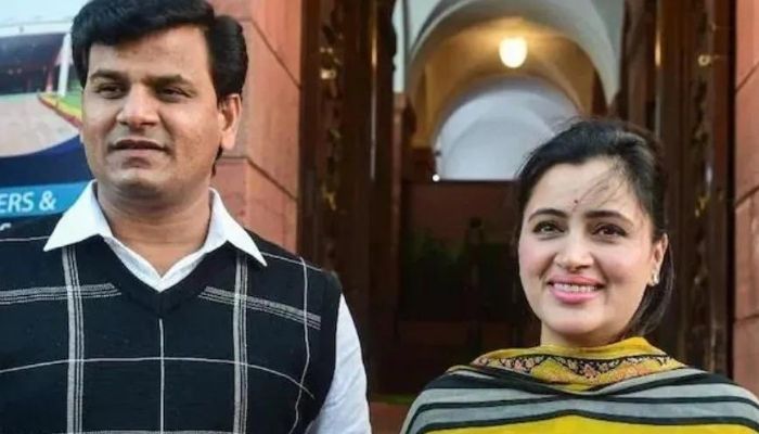 Hanuman Chalisa outside Matoshree row: Navneet Rana and Ravi Rana granted bail by Mumbai court, directed not to talk to media