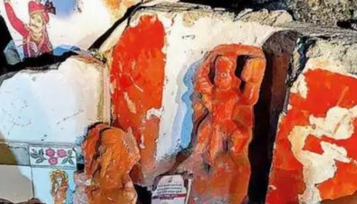 Vadodara: Idols of Hindu deities found lying in debris, mayor performs pooja, assures to re-establish them