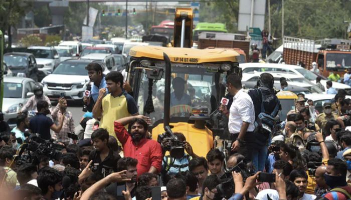 Shaheen Bagh: Bulldozers stopped by a frenzied mob, AAP and Congress join hands to thwart the anti-encroachment drive