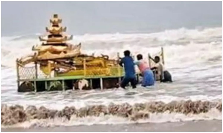 Cyclone Asani brings gold painted chariot like structure to Andhra Pradesh coast, suspected to be from a foreign country