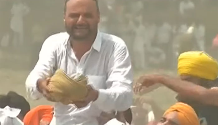 Sidhu Moosewala’s father removes turban as a mark of respect for attendees at son’s funeral, seeks justice in murder case