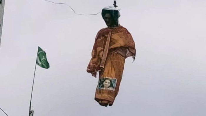 Karnataka: Suspected Islamists hang an effigy of former BJP spokesperson Nupur Sharma in Belagavi after her comments on Prophet Mohammad