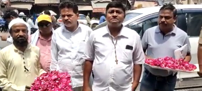 Alleged blasphemy Row: Christians gather outside Kanpur’s Yatimkhana Masjid to give red roses to Muslims after Friday prayers