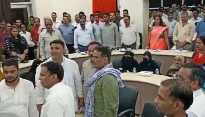Muzaffarnagar: Insult to the National Song in municipal council meeting, 4 burqa-clad women remain seated as the house stands in honour of Vande Mataram