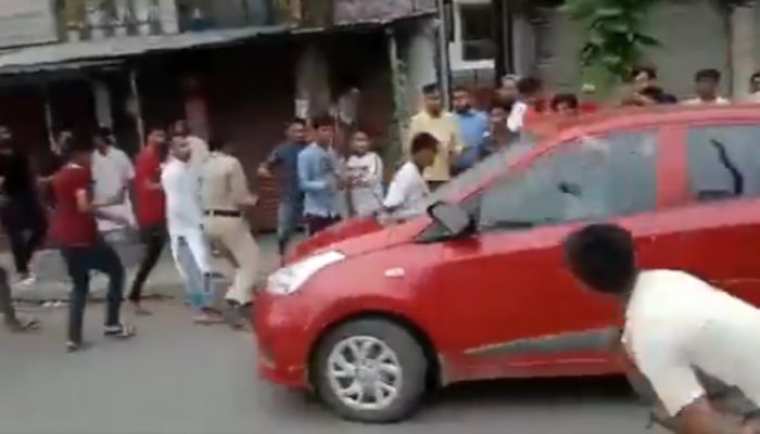West Bengal: Mob attacks car with stones and sticks, police watch as mute spectators