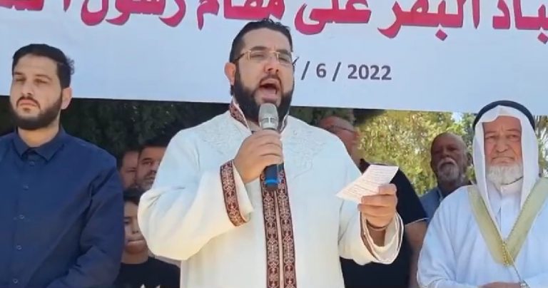 Radical Palestinian preacher calls Hindus ‘filthy cow worshippers’, urges Pakistanis to fight Hindus on border, watch video