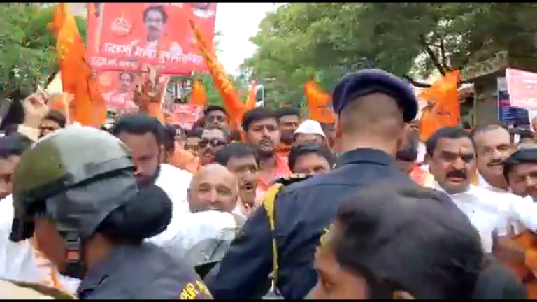 Maharashtra: Shiv Sena workers clash with supporters of rebel Maharashtra minister Rajendra Patil (Yadravkar), policemen also attacked