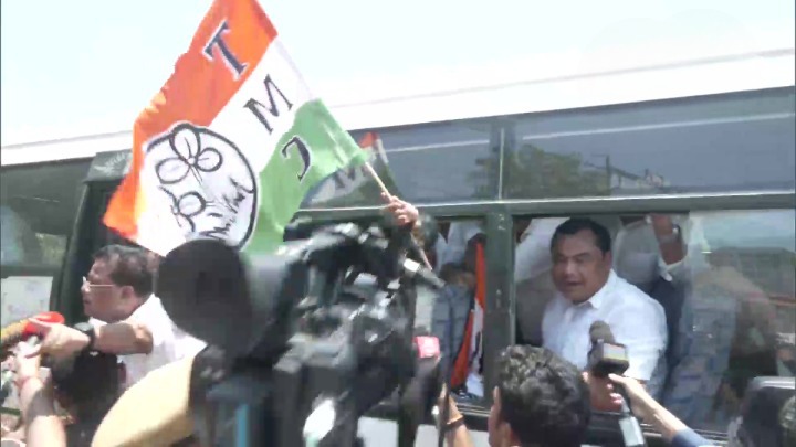 Guwahati: TMC workers protest outside the hotel where rebel Shiv Sena MLAs are staying, detained by police