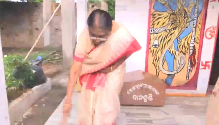 Presidential candidate Draupadi Murmu sweeps the floor before offering prayers at Shiva temple, netizens react