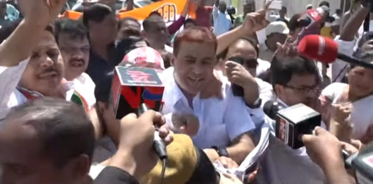 Congress workers and leaders clash with police while protesting against rebel Shiv Sena MLAs in Guwahati, one cop injured