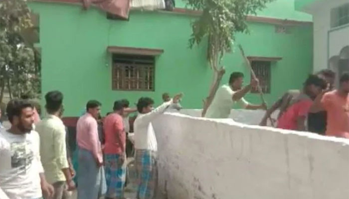 Bihar: Two Muslim groups get into hand to hand combat, kick each other, throw chairs at one another ahead of namaz