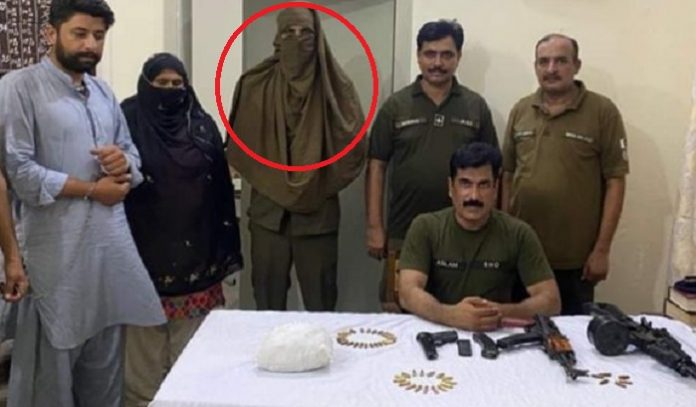Pakistan: SHO asks a male constable to wear hijab for a photo session with female criminal