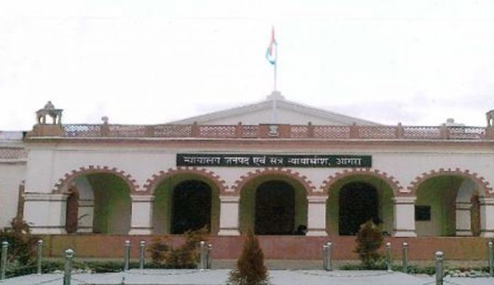 Agra: Miscreants attack police, free Gangster from district court